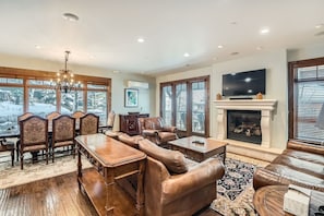 Appart'hôtel, 2 chambres | Coin séjour | TV connectée