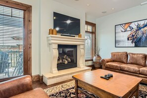 Condo, 2 quartos | Área de estar | Smart TV