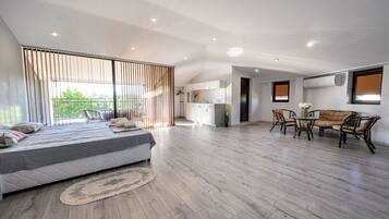 Apartament presidencial, balcó, vistes a la muntanya | Escriptori, espai de treball apte per a portàtils i cortines opaques