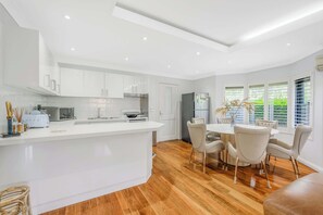 Jääkaappi, mikroaaltouuni, uuni, liesi