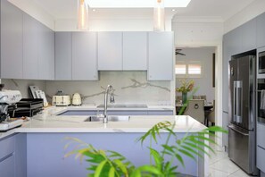 Jääkaappi, mikroaaltouuni, uuni, liesi