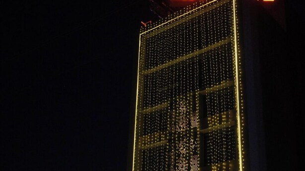 Un hotel con un letrero destacado que dice "HOTEL MIVAANTA" y un cartel iluminado grande en la parte superior.