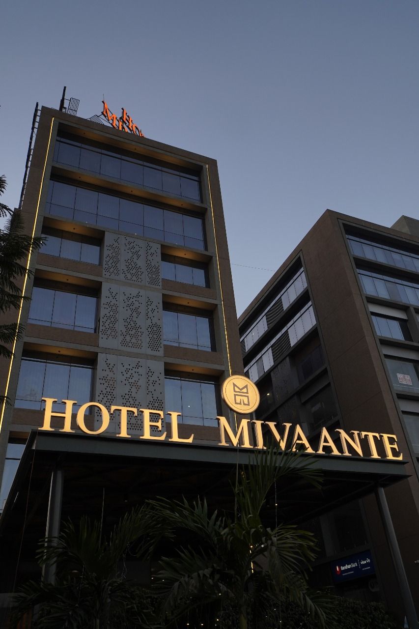 En hotelbygning med et tydeligt skilt, der viser 'HOTEL MIVAANTE'.