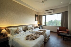 Deluxe Twin Room, Park View | In-room safe, desk, laptop workspace, iron/ironing board - Hotel Mivaante (Ahmedabad)