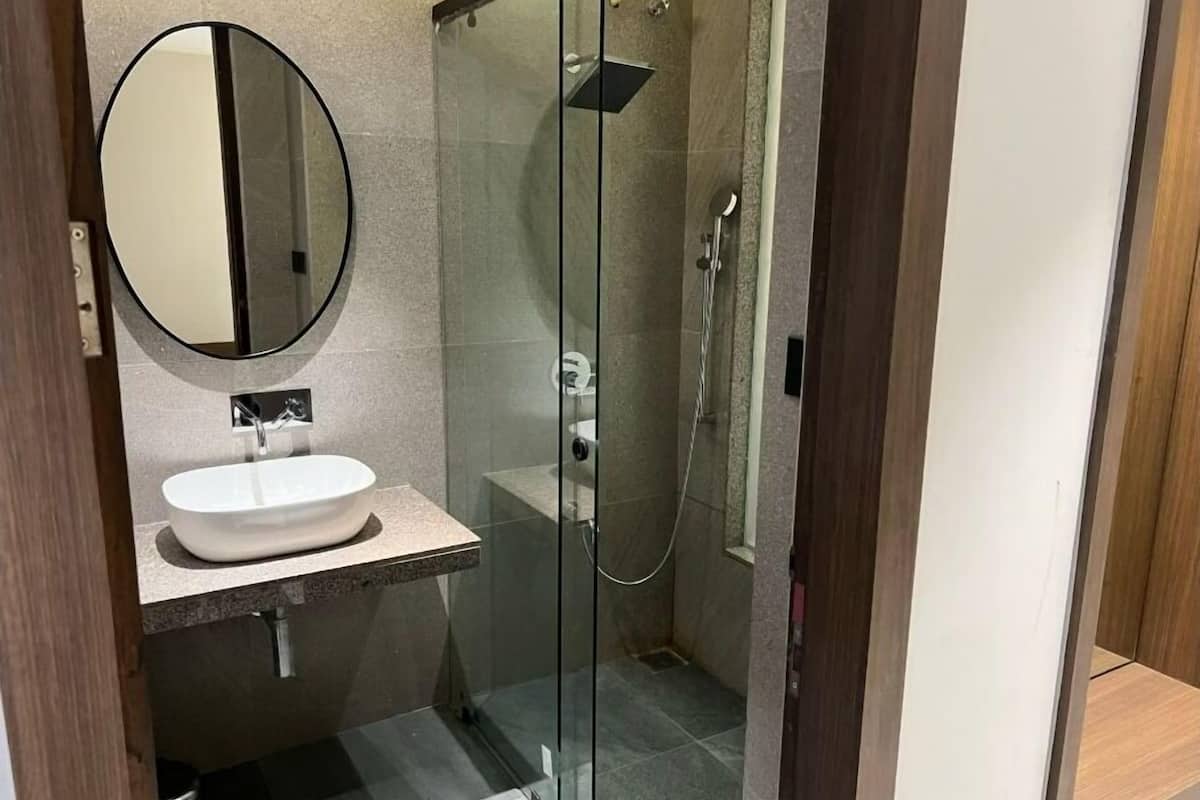 Deluxe Double Room, Park View | Bathroom | Shower, free toiletries, hair dryer, slippers