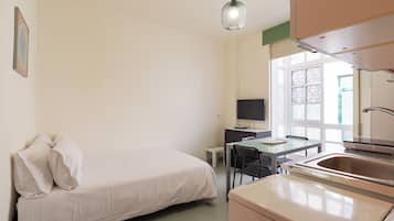 1 slaapkamer, een strijkplank/strijkijzer, beddengoed