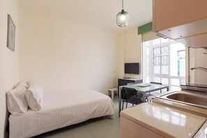 1 slaapkamer, een strijkplank/strijkijzer, beddengoed
