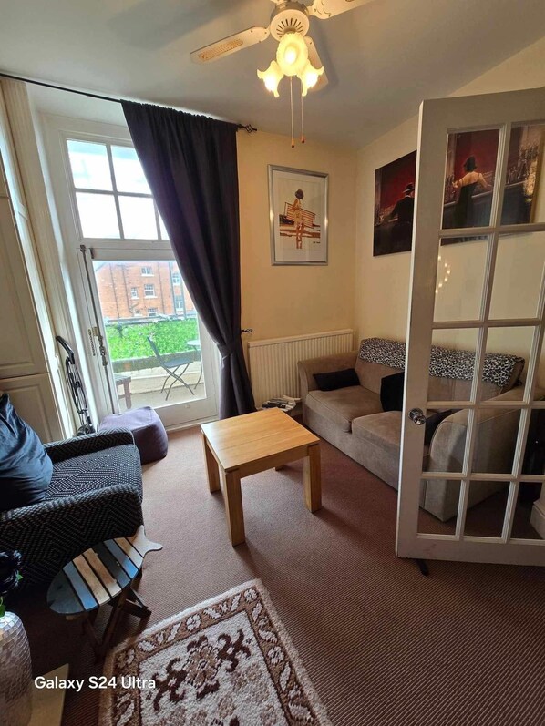 Smart TV, fireplace - No 2 The Met -  Wonderful Whitby Holiday (Whitby)