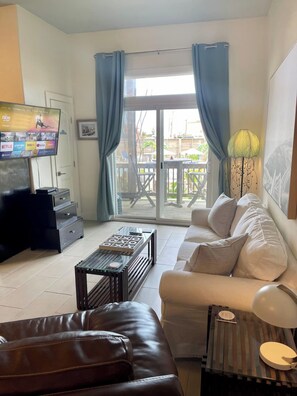 Condo có thiết kế đặc trưng, 1 phòng ngủ, quang cảnh hồ bơi, cạnh bãi biển | Quang cảnh từ phòng