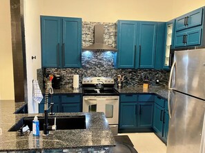 Condo có thiết kế đặc trưng, 1 phòng ngủ, quang cảnh hồ bơi, cạnh bãi biển | Bếp riêng | Tủ lạnh, lò vi sóng, lò nướng, bếp nấu 