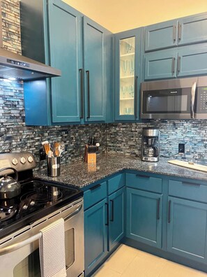 Signature Condo, 1 Bedroom, Pool View, Beachside | Private kitchen - Sea Quarius (Galveston)