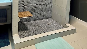 Appart'hôtel Signature, 1 chambre, vue piscine, en bord de plage | Salle de bain | Articles de toilette gratuits, savon, shampoing, papier toilette