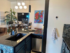 Condo có thiết kế đặc trưng, 1 phòng ngủ, quang cảnh hồ bơi, cạnh bãi biển | Bếp riêng | Tủ lạnh, lò vi sóng, lò nướng, bếp nấu 
