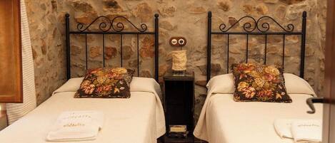 6 bedrooms, iron/ironing board, WiFi, bed sheets