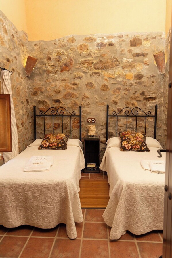 6 chambres, fer et planche à repasser, Wi-Fi, draps fournis