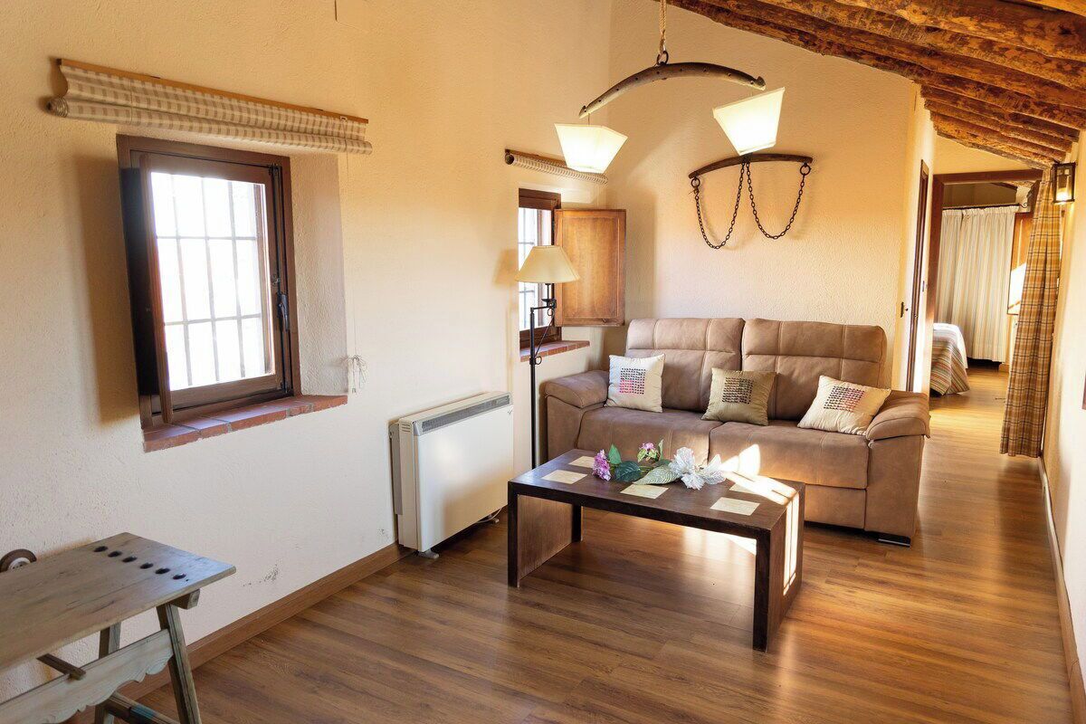 Een televisie en een open haard