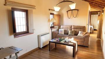 Een televisie en een open haard