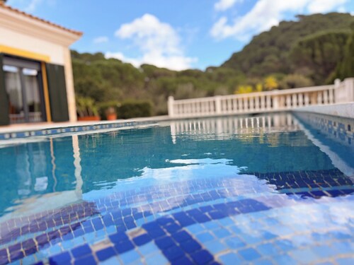 Villa con chimenea, barbacoa y vistas panorámicas.