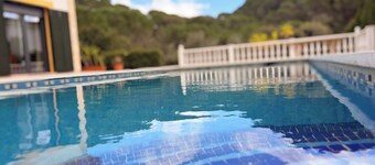 Villa con chimenea, barbacoa y vistas panorámicas.