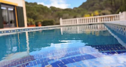 Villa con chimenea, barbacoa y vistas panorámicas.