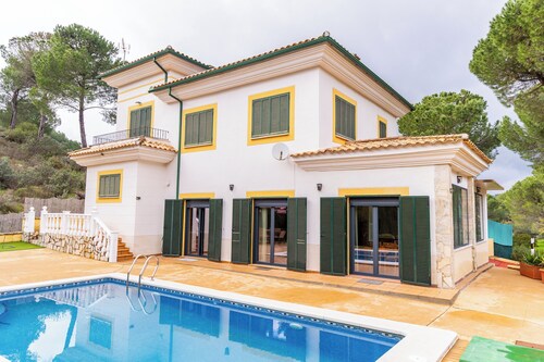 Villa con chimenea, barbacoa y vistas panorámicas.