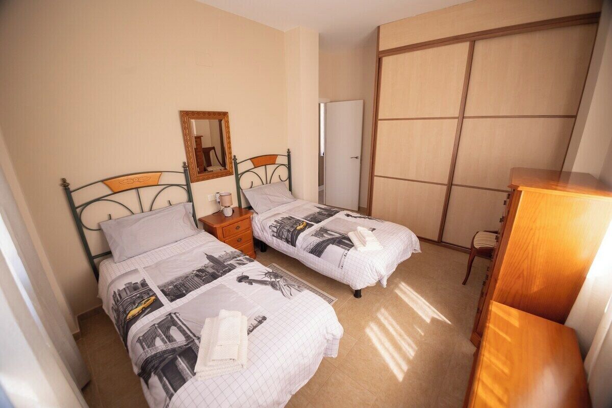 4 slaapkamers, een bureau, een strijkplank/strijkijzer, wifi
