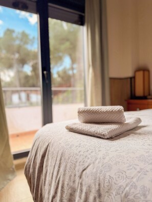 3 bedrooms, desk, iron/ironing board, WiFi