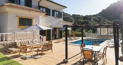 Villa con chimenea, barbacoa y vistas panorámicas.
