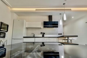 雪櫃、微波爐、焗爐、爐具