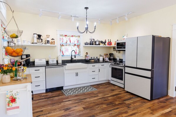 Fridge, microwave, oven, stovetop - c1815, 3-bedroom Bed & breakfast in charming Historic Brownsburg with WiFi, AC (Rockbridge Baths)