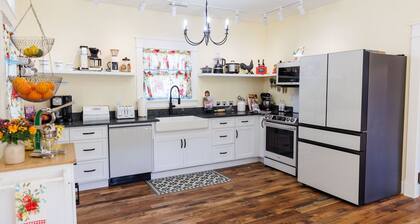 c1815, 3-bedroom Bed & breakfast in charming Historic Brownsburg with WiFi, AC