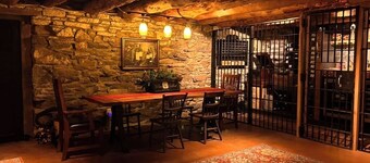 c1815, 3-bedroom Bed & breakfast in charming Historic Brownsburg with WiFi, AC