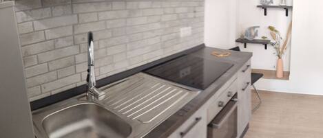 Réfrigérateur, four, bouilloire électrique, grille-pain