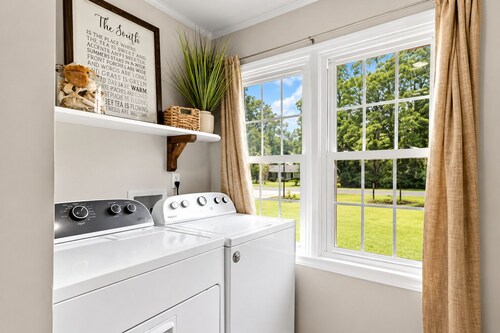 Charming 3-bedroom farmhouse with WiFi, AC in serene Beaufort