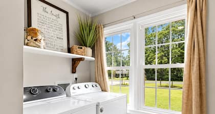 Charming 3-bedroom farmhouse with WiFi, AC in serene Beaufort