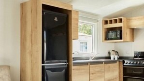 Refrigerador, microondas, tostadora y utensilios de cocina
