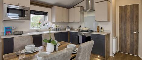 Een koelkast, een koffiezetapparaat/waterkoker