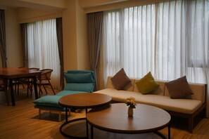 Deluxe Quadruple Room | Meja, ruang kerja komputer riba, Wi-fi percuma 