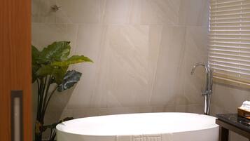 Deluxe Quadruple Room | Bathroom | Separate tub and shower, hair dryer, towels, shampoo