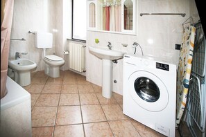 Haartrockner, Bidet, Handtücher, Seife