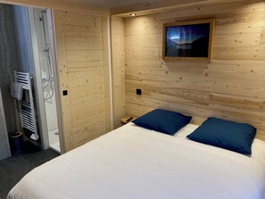 3 bedrooms, iron/ironing board, travel crib, free WiFi