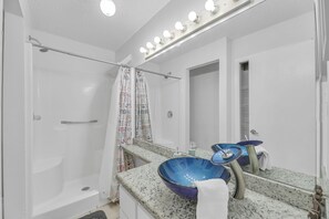 Séchoir à cheveux, serviettes fournies, savon, papier de toilette