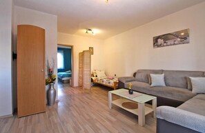 Apartment, 1 Schlafzimmer, Terrasse, Gartenblick | Wohnzimmer