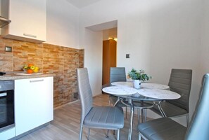 Apartment, 1 Bedroom, Terrace, Garden View | Dining room