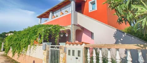 Departamento, 1 habitación, Terraza, vista al jardín | Vista frontal de la propiedad