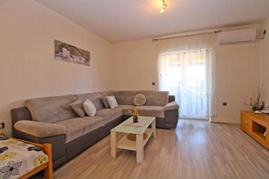 Căn hộ, 1 phòng ngủ, hiên, quang cảnh vườn | Phòng khách