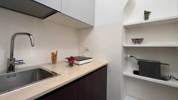 Kühlschrank, Herdplatte, Wasserkocher mit Kaffee-/Teezubehör