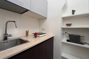 Kühlschrank, Herdplatte, Wasserkocher mit Kaffee-/Teezubehör