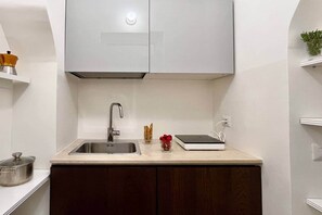 Frigorífic, placa de cuina i cafetera i tetera 