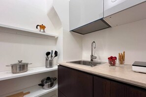 Réfrigérateur, plaque de cuisson, cafetière/bouilloire